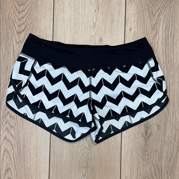 lululemon athletica Pants - NWOT - Lululemon Athletica Black and White Athletic Shorts Chevron Pattern